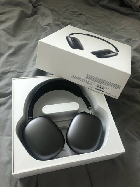 P9 Wireless Headphones Black - Lifestyle